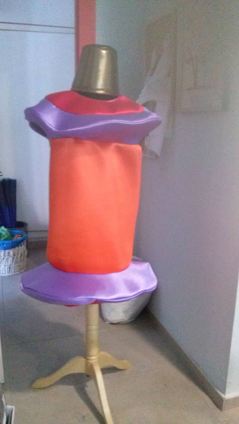 Disfraz original colorido hecho a mano